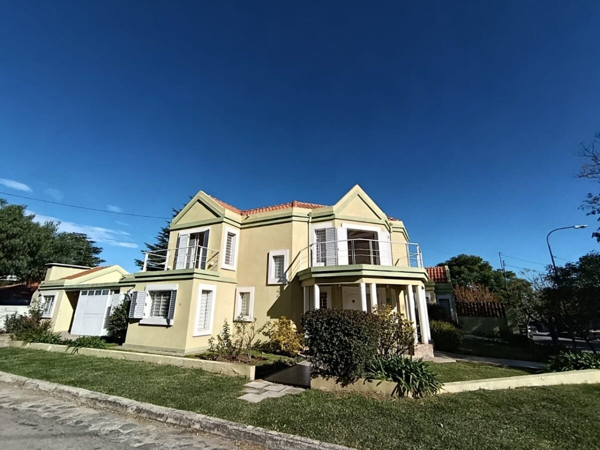EXCLUSIVA CASA DE LUJO EN ZONA ESTRATEGICA Y VISTA A LAS SIERRAS - Imagen 3