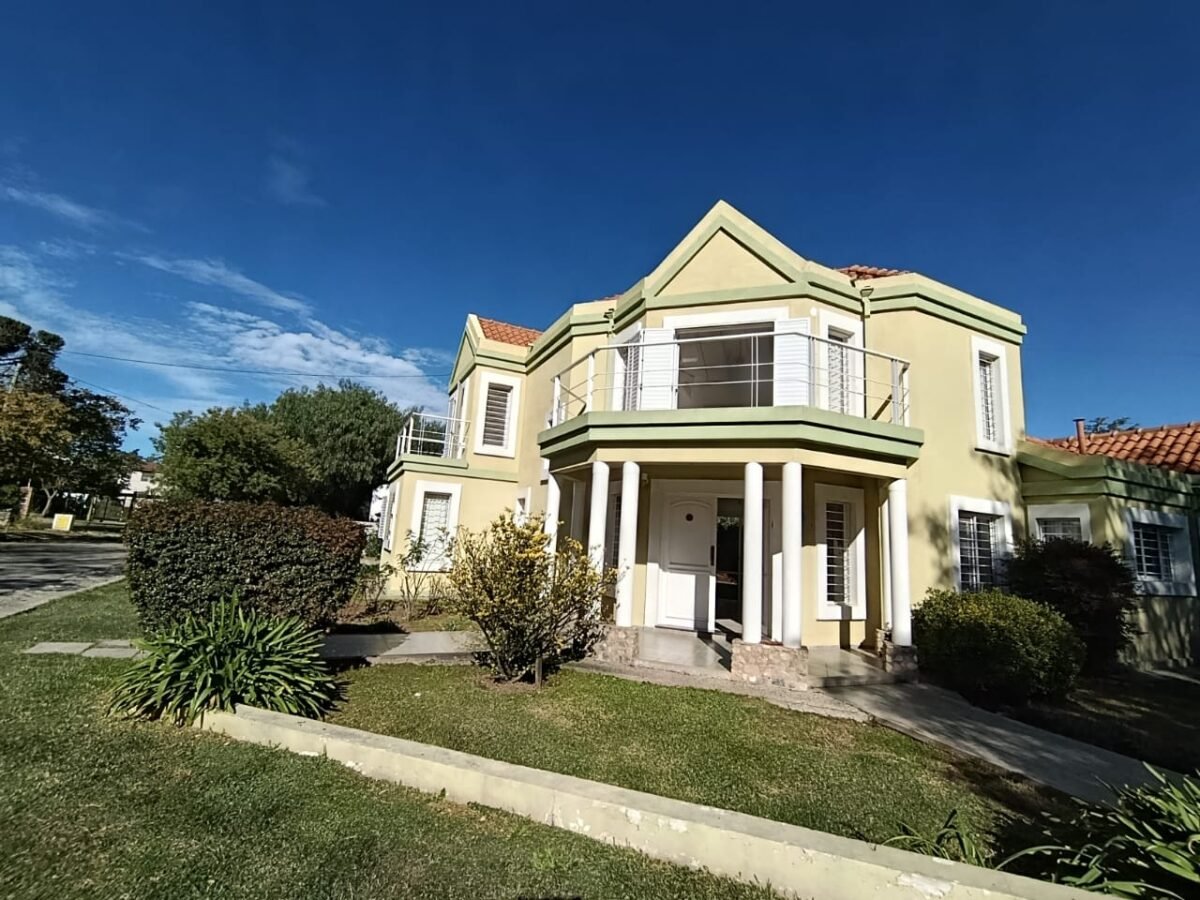 EXCLUSIVA CASA DE LUJO EN ZONA ESTRATEGICA Y VISTA A LAS SIERRAS