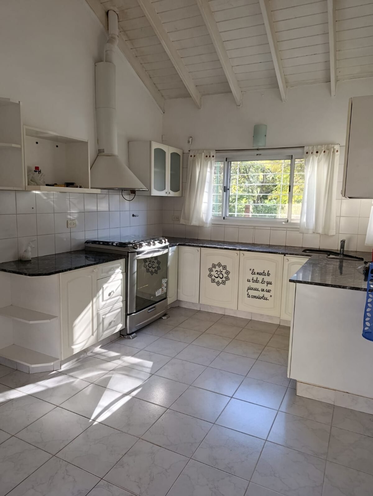 EXCLUSIVA CASA DE LUJO EN ZONA ESTRATEGICA Y VISTA A LAS SIERRAS - Imagen 11