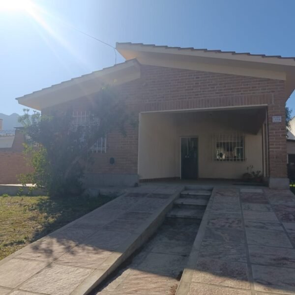 VENTA DE PROPIEDAD EN EL CENTRO DE MERLO/ A MEDIA CUADRA DE AV. DEL SOL